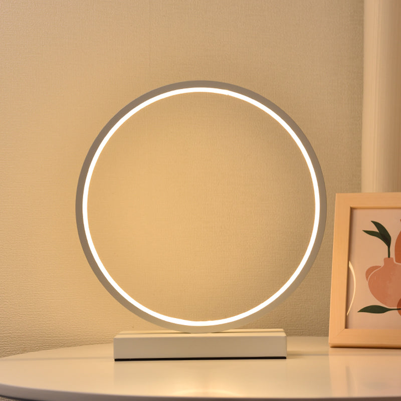 Lampada da tavolo da notte lineare in stile moderno in metallo 1 comodino leggero in bianco