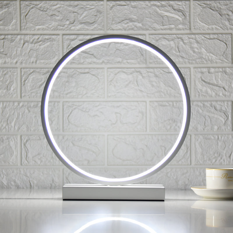 Lampada da tavolo da notte lineare in stile moderno in metallo 1 comodino leggero in bianco