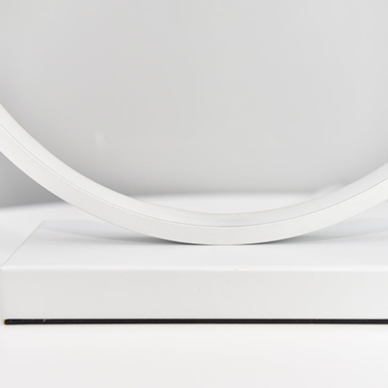 Lampada da tavolo da notte lineare in stile moderno in metallo 1 comodino leggero in bianco