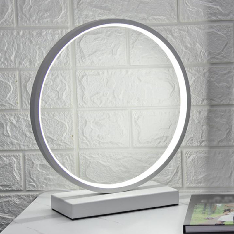 Lampada da tavolo da notte lineare in stile moderno in metallo 1 comodino leggero in bianco