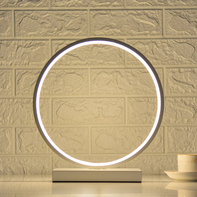 Lampada da tavolo da notte lineare in stile moderno in metallo 1 comodino leggero in bianco