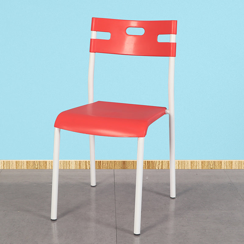 Chaise sans bras de salle à manger en plastique coloré de style minimaliste, chaise latérale de salle à manger à dossier ouvert