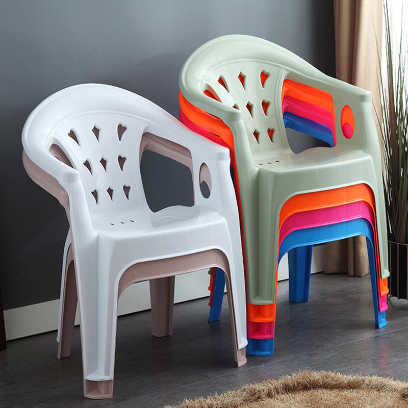El apilamiento contemporáneo que cena el brazo preside el plástico que cena la silla lateral para el uso en el hogar