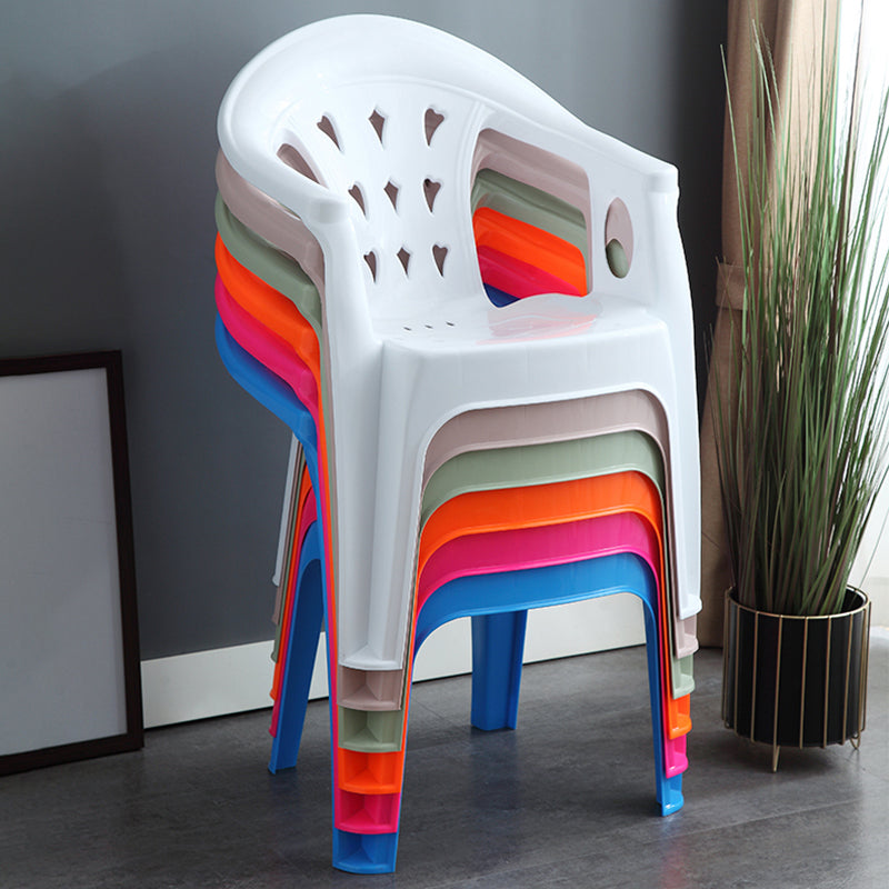 El apilamiento contemporáneo que cena el brazo preside el plástico que cena la silla lateral para el uso en el hogar