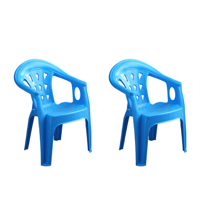 El apilamiento contemporáneo que cena el brazo preside el plástico que cena la silla lateral para el uso en el hogar