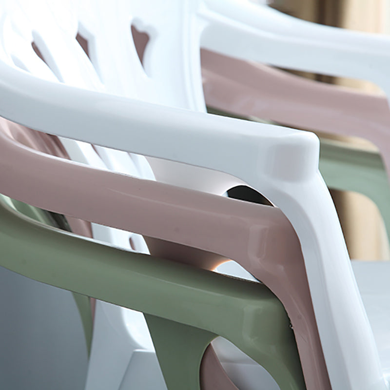 El apilamiento contemporáneo que cena el brazo preside el plástico que cena la silla lateral para el uso en el hogar