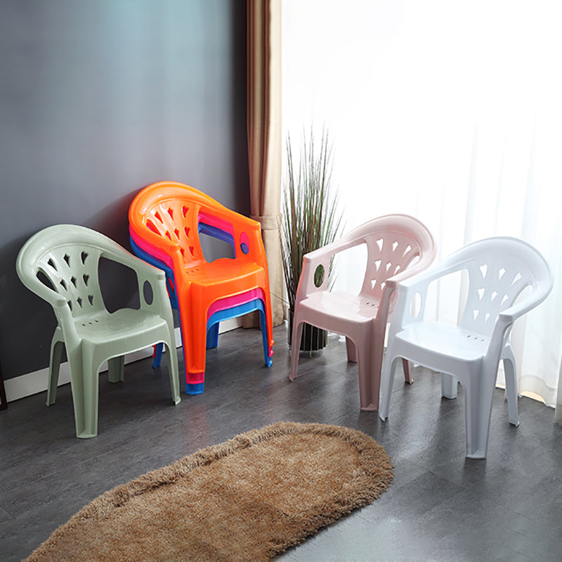 El apilamiento contemporáneo que cena el brazo preside el plástico que cena la silla lateral para el uso en el hogar
