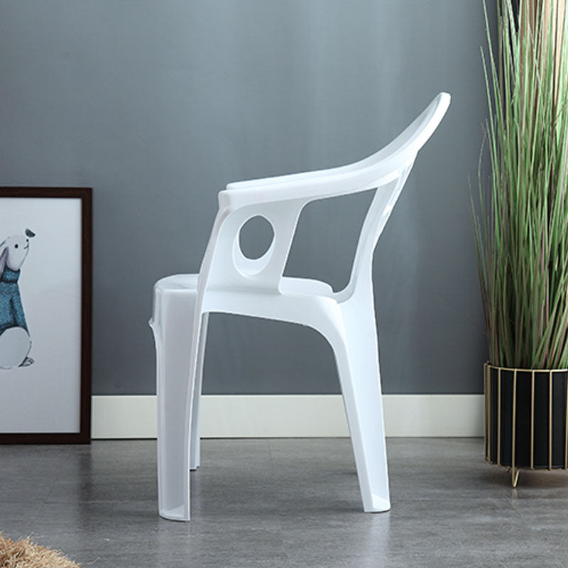 El apilamiento contemporáneo que cena el brazo preside el plástico que cena la silla lateral para el uso en el hogar
