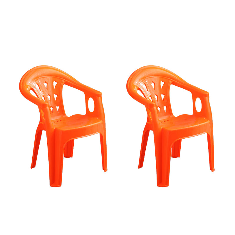 El apilamiento contemporáneo que cena el brazo preside el plástico que cena la silla lateral para el uso en el hogar