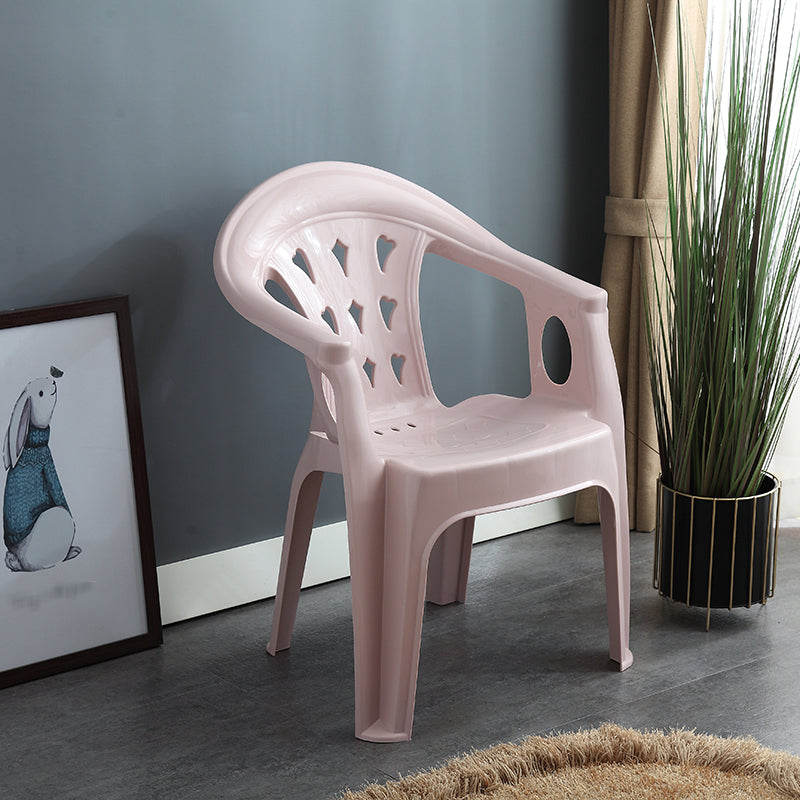 El apilamiento contemporáneo que cena el brazo preside el plástico que cena la silla lateral para el uso en el hogar