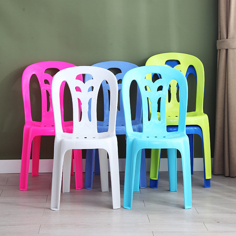 El apilamiento moderno que cena el plástico de las sillas sin brazos que cena la silla lateral para el uso en el hogar