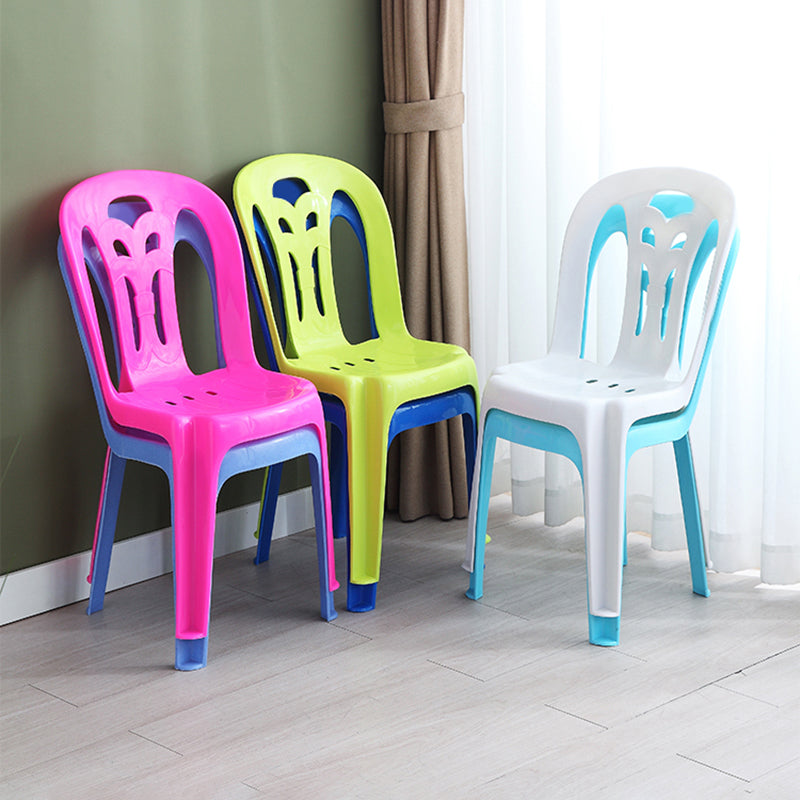 El apilamiento moderno que cena el plástico de las sillas sin brazos que cena la silla lateral para el uso en el hogar