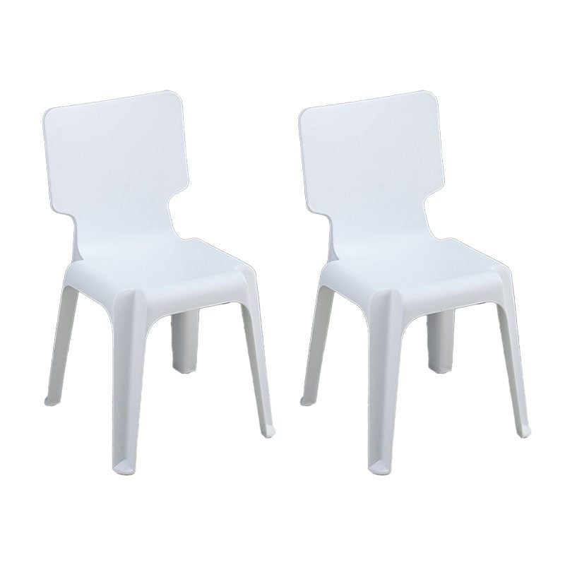 El plástico contemporáneo que cena el lado preside la silla apilable sin brazos de la parte posterior sólida