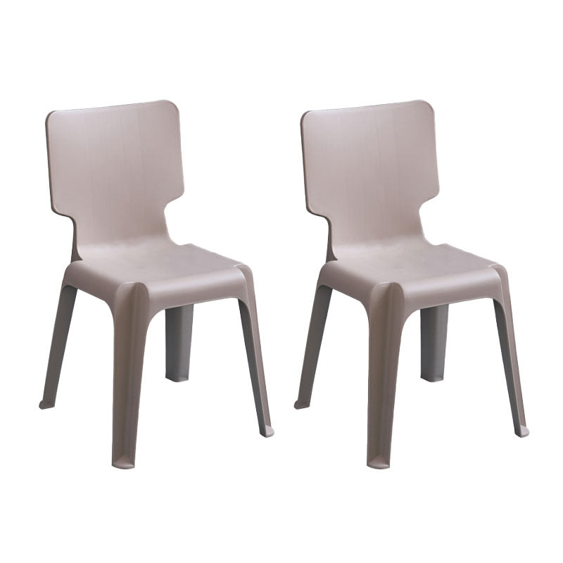 El plástico contemporáneo que cena el lado preside la silla apilable sin brazos de la parte posterior sólida