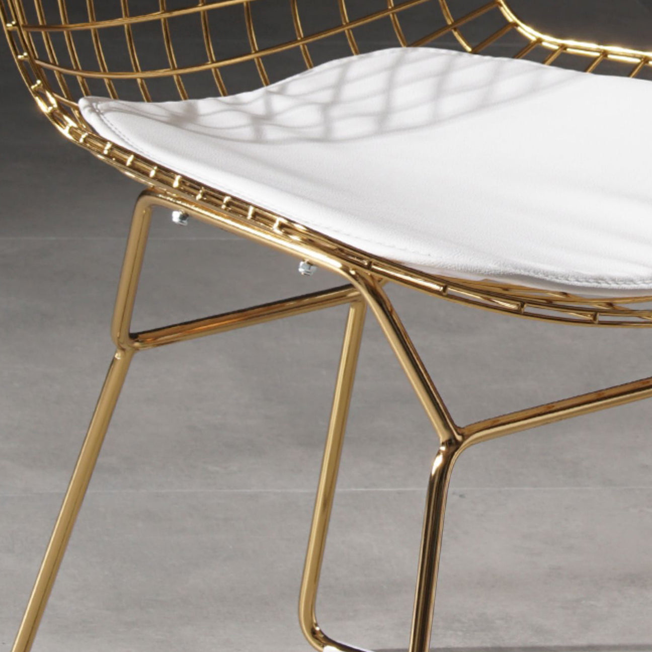 Silla lateral de comedor de metal Glam, silla tapizada sin brazos con respaldo cruzado