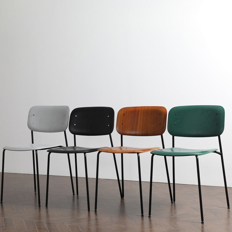 Chaise d'intérieur industrielle avec dossier ouvert en bois et pieds en métal, chaise de salle à manger