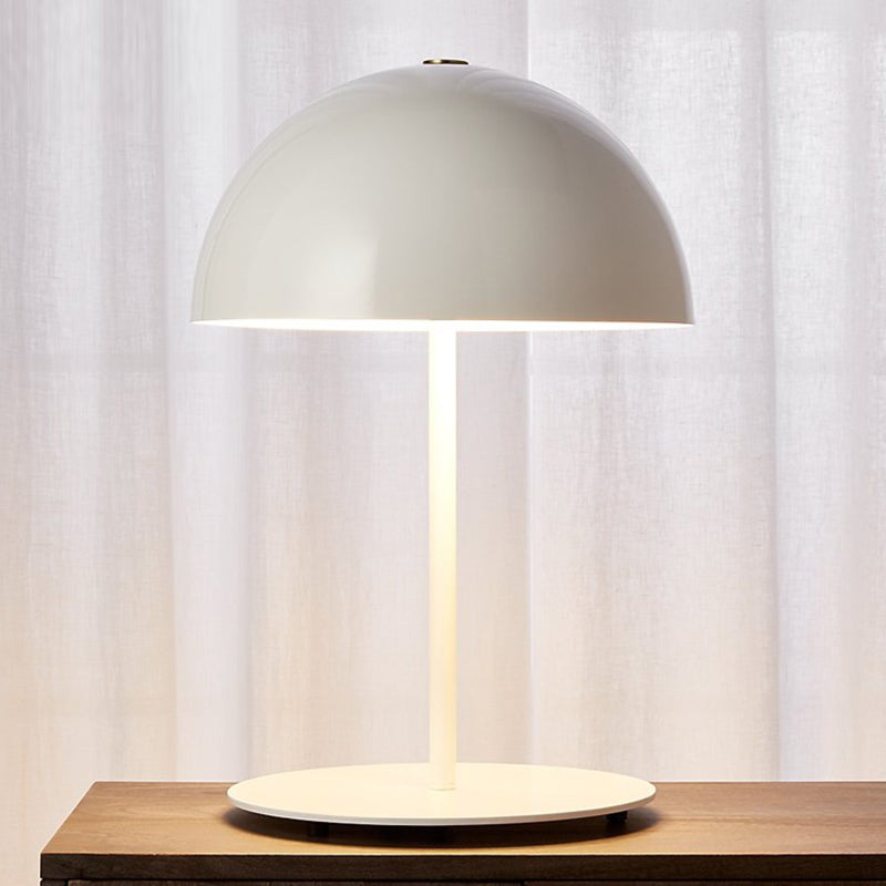 Lampada da tavolo moderna e premurosa lampada da scrivania metallica per il salotto della camera da letto dello studio
