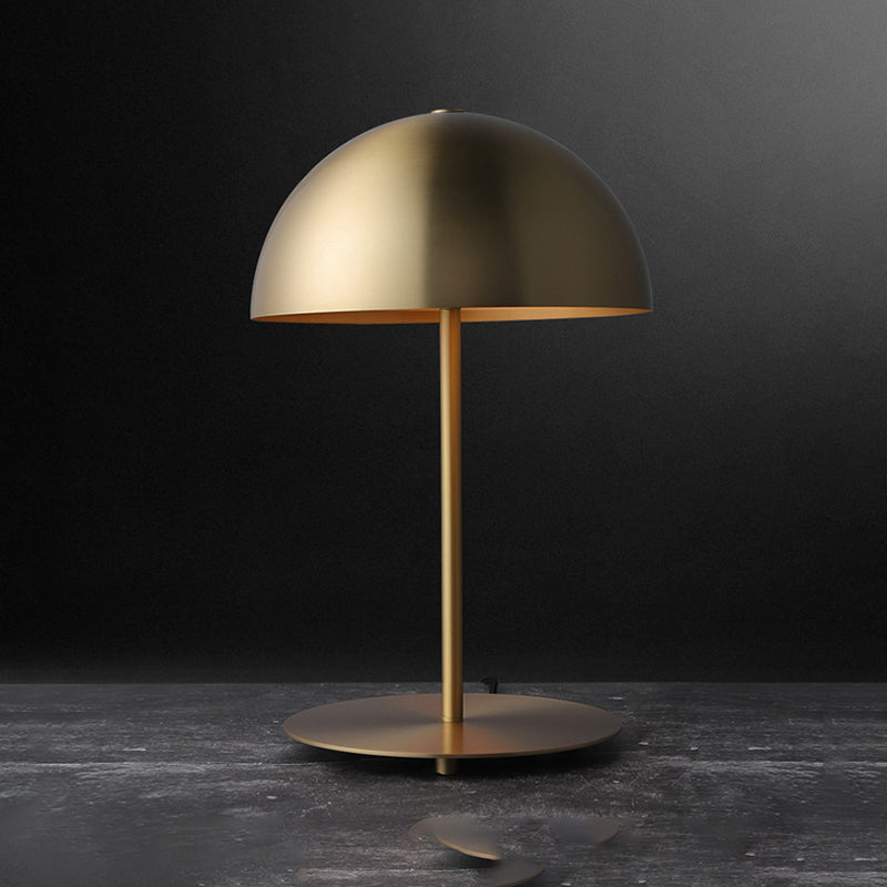 Lampada da tavolo moderna e premurosa lampada da scrivania metallica per il salotto della camera da letto dello studio