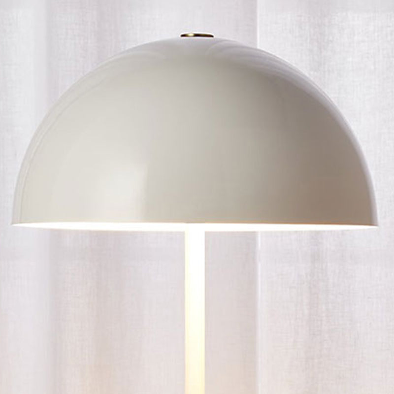 Lampada da tavolo moderna e premurosa lampada da scrivania metallica per il salotto della camera da letto dello studio