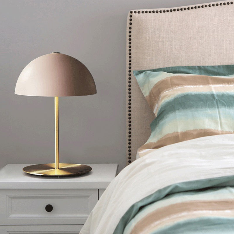 Lampada da tavolo moderna e premurosa lampada da scrivania metallica per il salotto della camera da letto dello studio