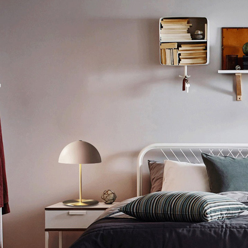 Lampada da tavolo moderna e premurosa lampada da scrivania metallica per il salotto della camera da letto dello studio