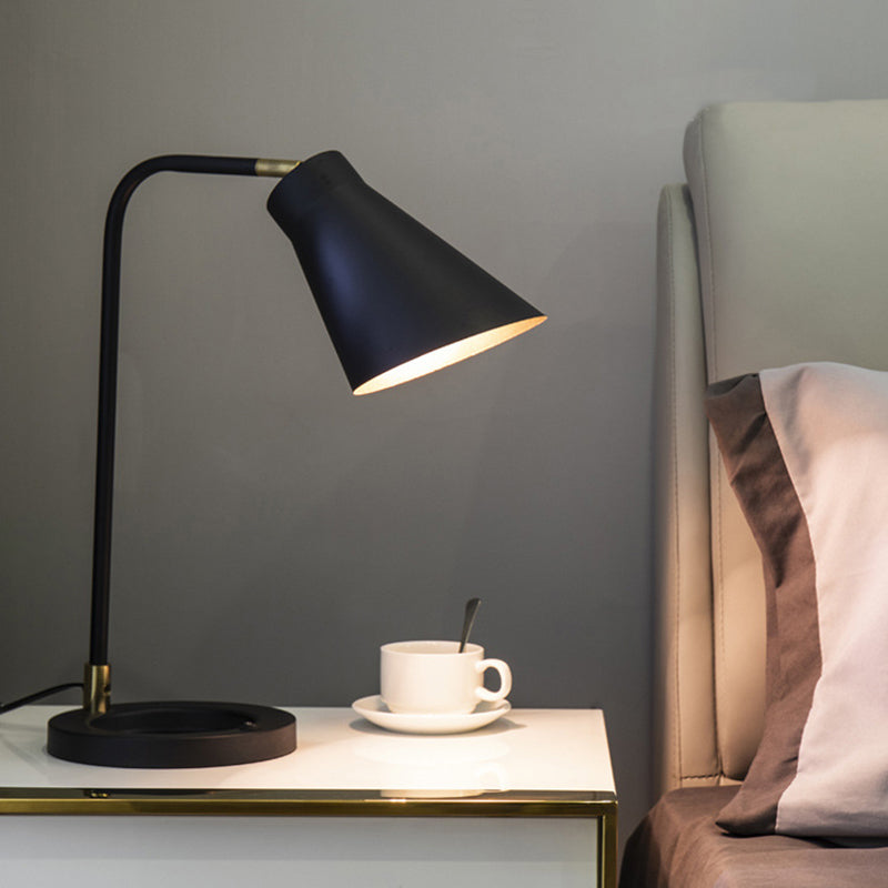 Lampada da scrivania moderna Funzione illuminazione da tavolo metallico per il salotto della camera da letto dello studio