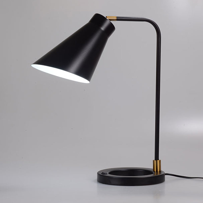 Lampada da scrivania moderna Funzione illuminazione da tavolo metallico per il salotto della camera da letto dello studio