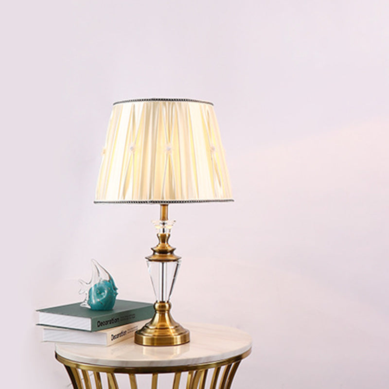 Lampe de table de nuit à tambour conique beige avec abat-jour en tissu moderniste à 1 tête