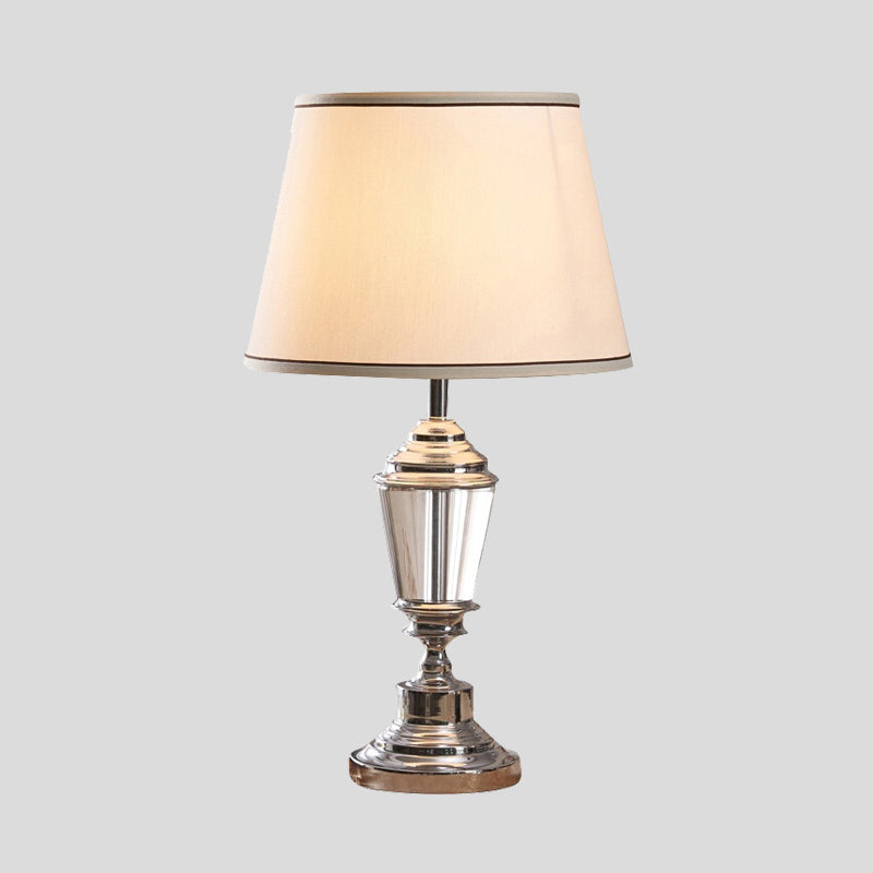 Lampada da comodino bianca a 1 testa con luce da scrivania ampia e modernista, con base metallica