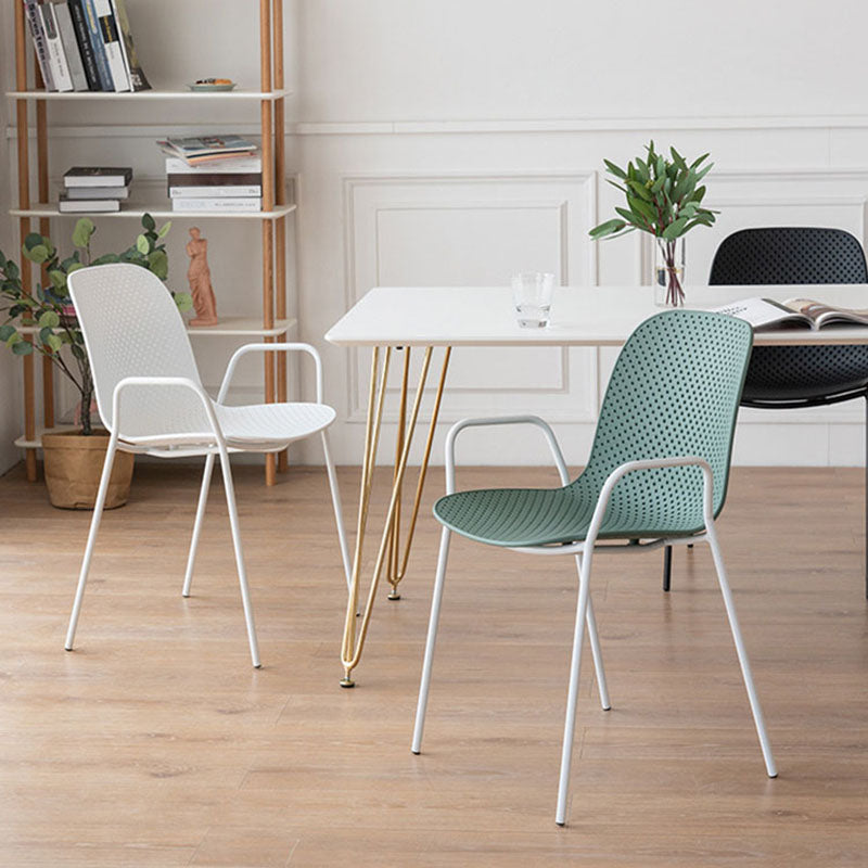 Chaise d'intérieur contemporaine avec accoudoirs et dossier solide en métal (Ensemble de 4)