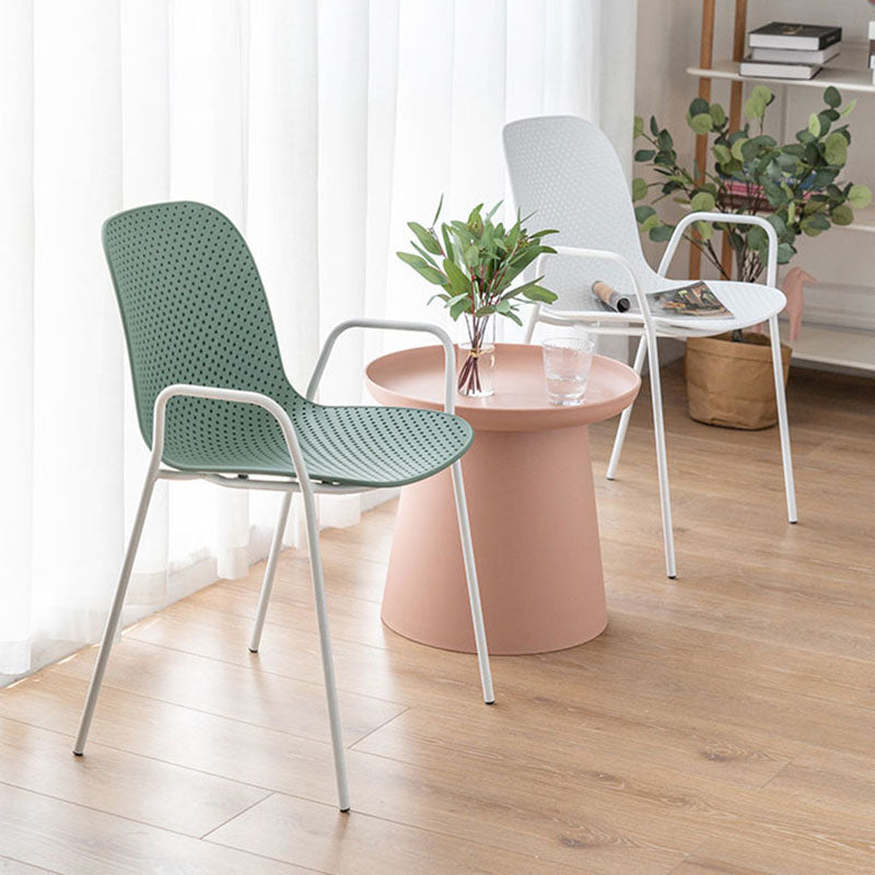Chaise d'intérieur contemporaine avec accoudoirs et dossier solide en métal (Ensemble de 4)