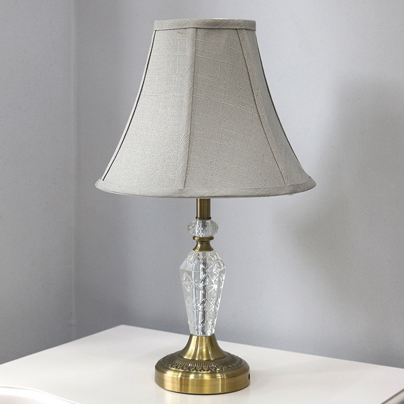 Lampada da comodino a 1 testa in tessuto contemporaneo con illuminazione a campana in cristallo con pannelli in grigio