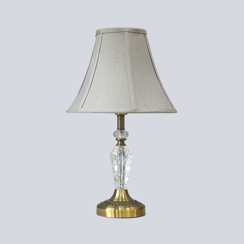 Lampada da comodino a 1 testa in tessuto contemporaneo con illuminazione a campana in cristallo con pannelli in grigio
