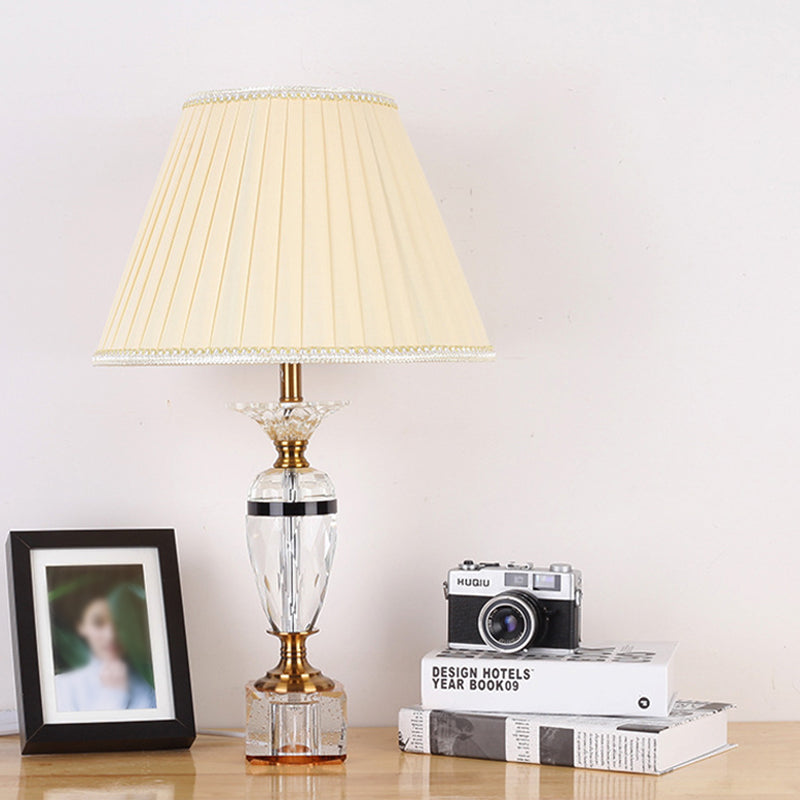 Distallo in tessuto in tessuto Urn Forma Light Modernist Crystal Faceted 1 lampada da tavolo notturno in bulbo in beige