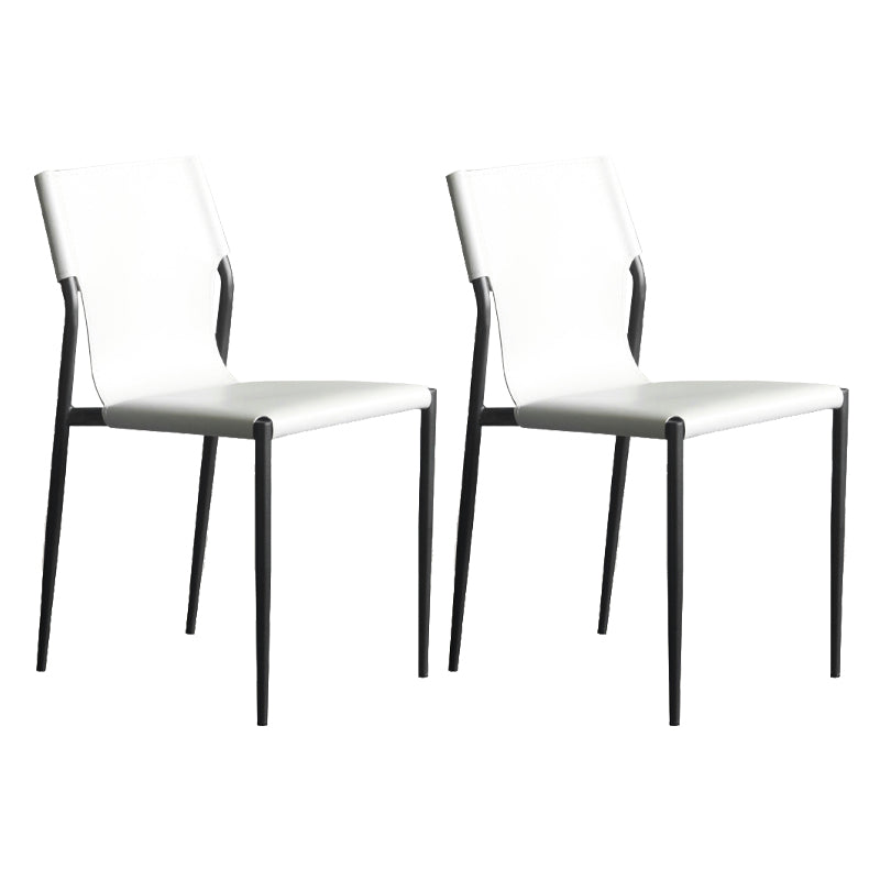 El comedor de cuero industrial preside el metal sin brazos que cena las sillas para el uso del restaurante