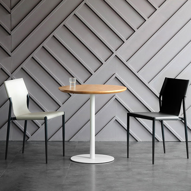 El comedor de cuero industrial preside el metal sin brazos que cena las sillas para el uso del restaurante