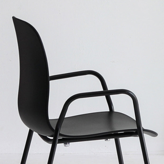 Silla plástica industrial del brazo de la sala de reuniones con parte posterior sólida del final mate que cena la silla