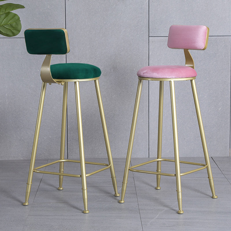 Tabouret de comptoir sans accoudoirs avec dossier Glam, tabouret de bar en fer pour salon de beauté avec coussin en daim