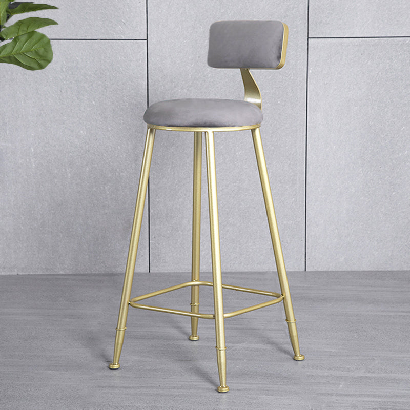 Tabouret de comptoir sans accoudoirs avec dossier Glam, tabouret de bar en fer pour salon de beauté avec coussin en daim