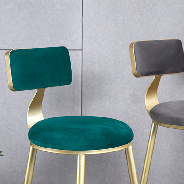Tabouret de comptoir sans accoudoirs avec dossier Glam, tabouret de bar en fer pour salon de beauté avec coussin en daim