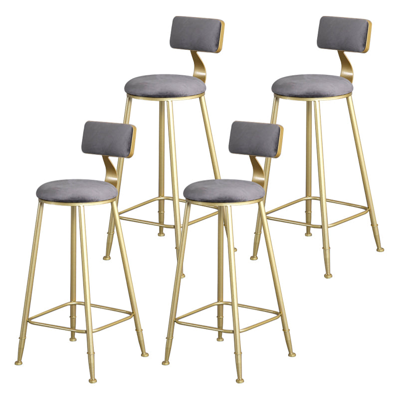 Tabouret de comptoir sans accoudoirs avec dossier Glam, tabouret de bar en fer pour salon de beauté avec coussin en daim