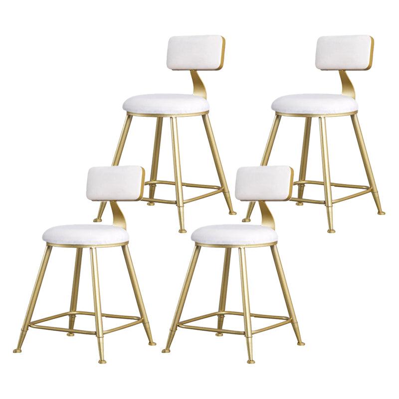 Tabouret de comptoir sans accoudoirs avec dossier Glam, tabouret de bar en fer pour salon de beauté avec coussin en daim