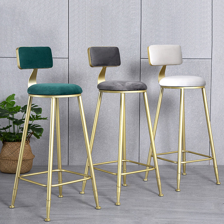 Tabouret de comptoir sans accoudoirs avec dossier Glam, tabouret de bar en fer pour salon de beauté avec coussin en daim
