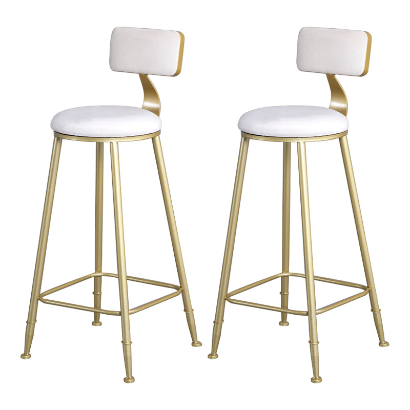 Tabouret de comptoir sans accoudoirs avec dossier Glam, tabouret de bar en fer pour salon de beauté avec coussin en daim