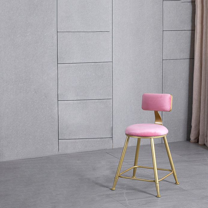 Tabouret de comptoir sans accoudoirs avec dossier Glam, tabouret de bar en fer pour salon de beauté avec coussin en daim