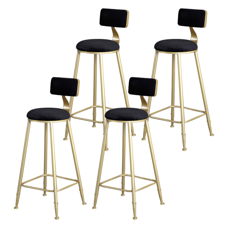 Tabouret de comptoir sans accoudoirs avec dossier Glam, tabouret de bar en fer pour salon de beauté avec coussin en daim