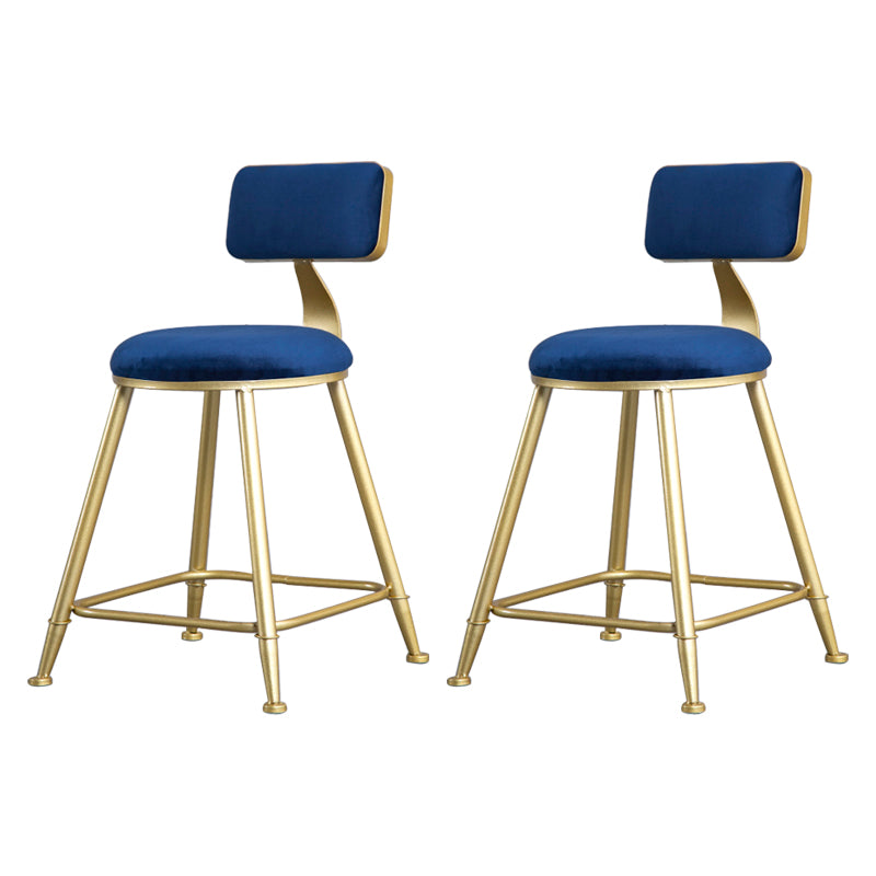 Tabouret de comptoir sans accoudoirs avec dossier Glam, tabouret de bar en fer pour salon de beauté avec coussin en daim