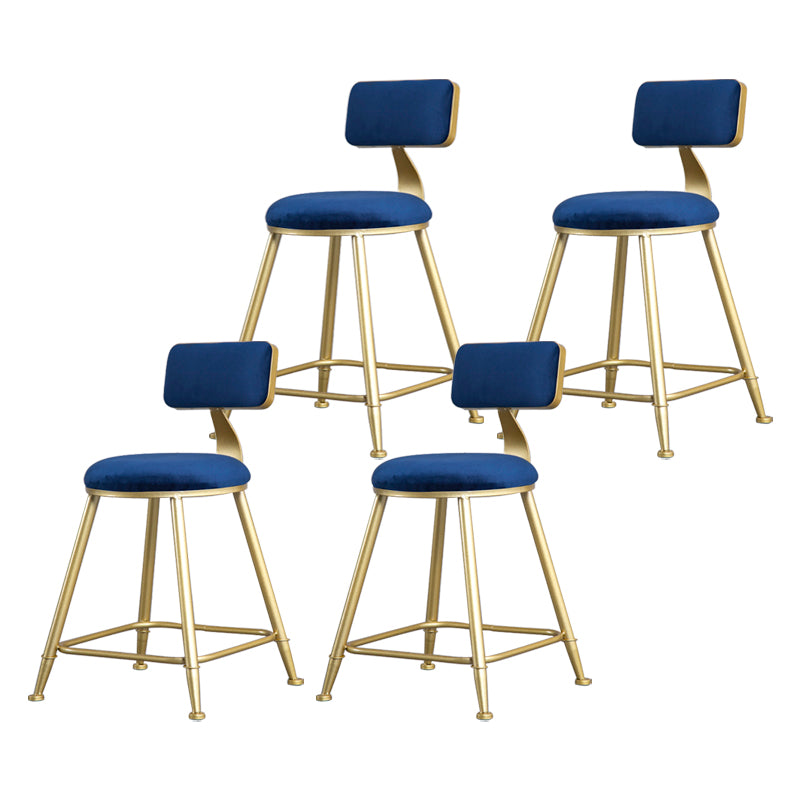 Tabouret de comptoir sans accoudoirs avec dossier Glam, tabouret de bar en fer pour salon de beauté avec coussin en daim