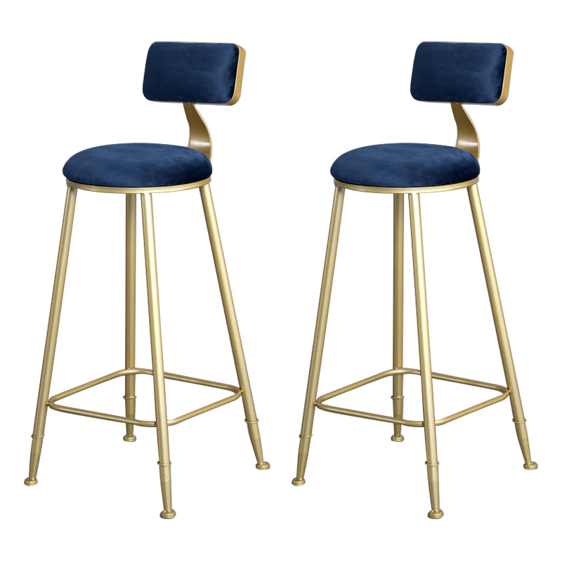 Tabouret de comptoir sans accoudoirs avec dossier Glam, tabouret de bar en fer pour salon de beauté avec coussin en daim
