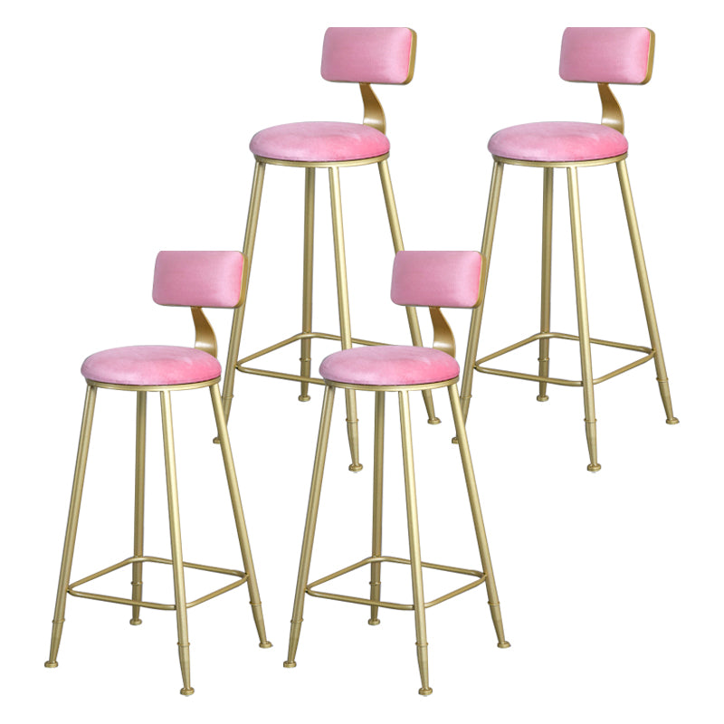 Tabouret de comptoir sans accoudoirs avec dossier Glam, tabouret de bar en fer pour salon de beauté avec coussin en daim